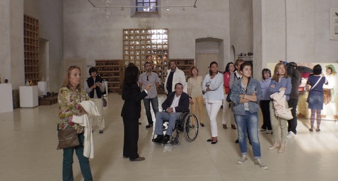 La Asociación de Esclerosis múltiple visita el Museo del Vidrio
