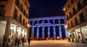 Autismo Segovia quiere superar la treintena edificios que se sumen a la campaña ‘Ilumínalo de Azul’