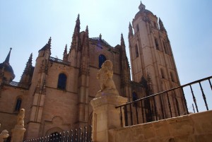 La Comisión de Patrimonio autoriza la restauración de la vidriera de la ‘Asunción de la Virgen’ de la Catedral de Segovia