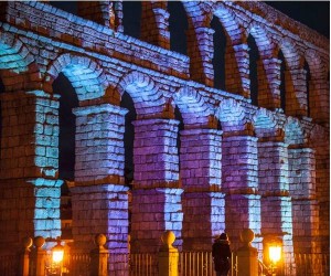 Los principales monumentos de la ciudad de Segovia, a oscuras
