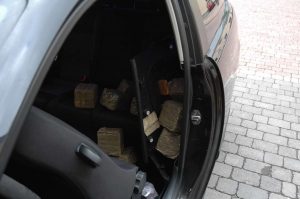 Dos detenidos con cerca de 22 kilos de hachís en su coche