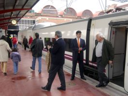 Los usuarios de AVANT, abandonados por Renfe y las Administraciones