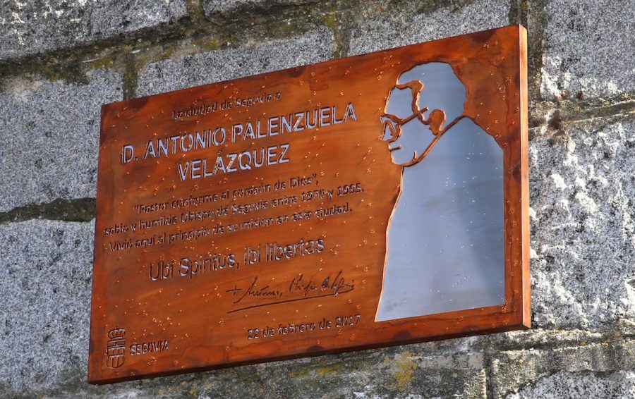 Se descubre una placa en recuerdo al Obispo emérito Antonio Palenzuela