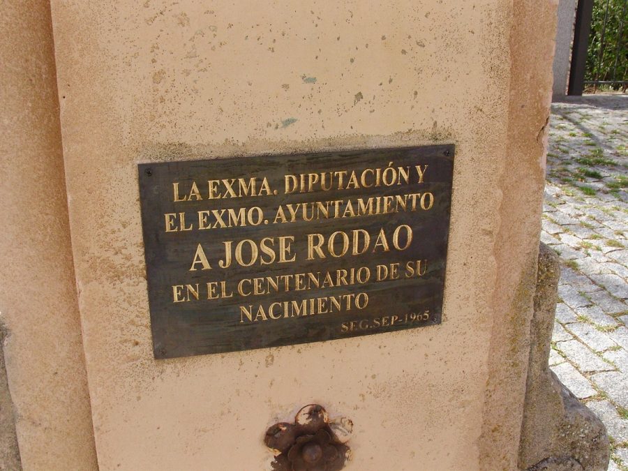 La escultura dedicada a José Rodao luce placa nueva