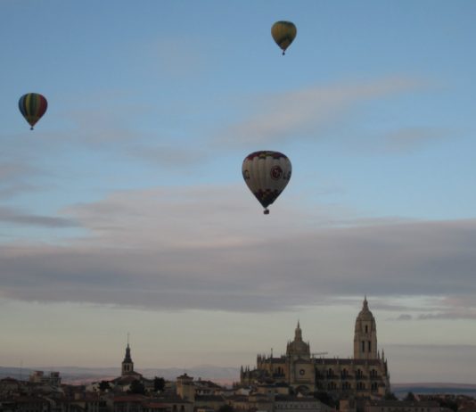 Un piloto de globo denuncia una presunta agresión por parte de un ganadero en Brieva