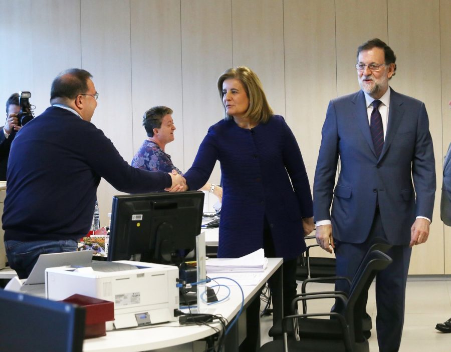 Báñez destaca el compromiso de la Junta con el diálogo social para frenar el paro