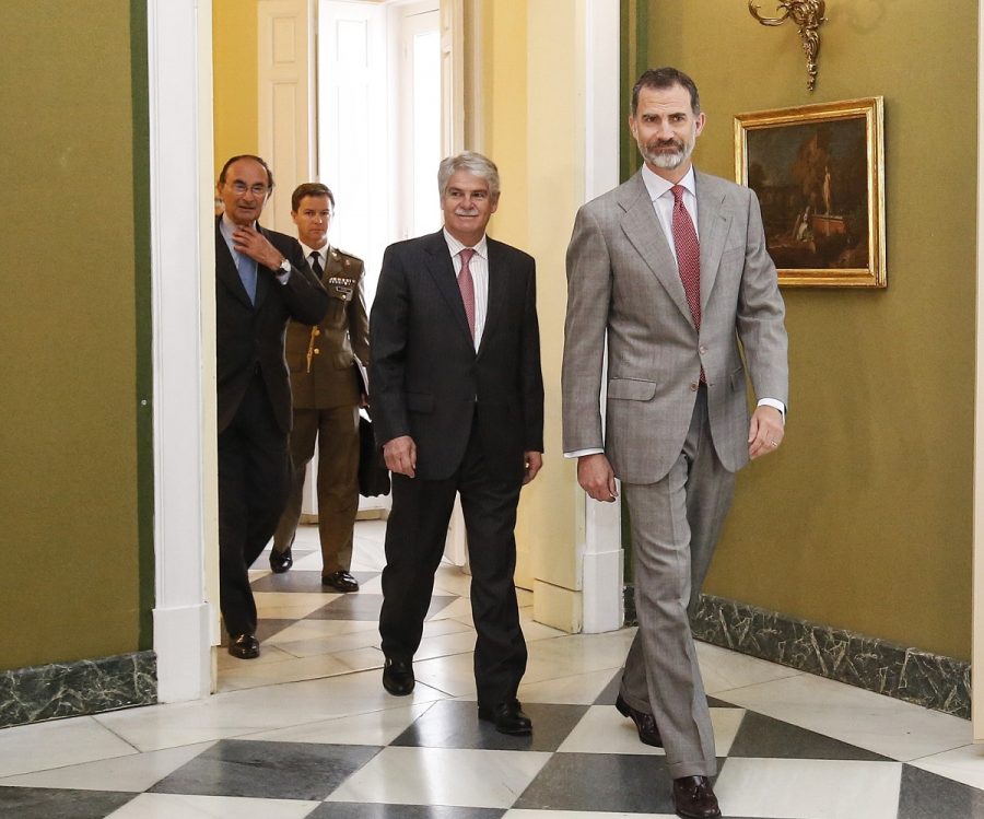 Felipe VI preside en El Palacio Real de La Granja la reunión del Consejo Científico del Real Instituto Elcano