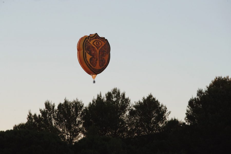 El globo del Festival «Tomorrowland» sobrevuela Segovia