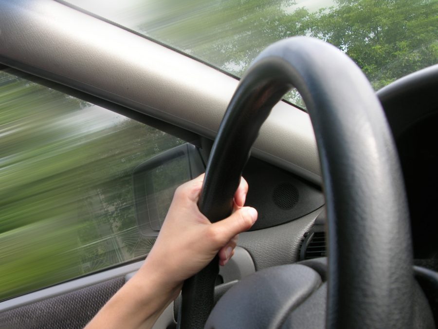 Conducir con chanclas, una de las infracciones más frecuentes en verano