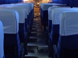 Crítica para ti, que me aplastas las rodillas con tu asiento