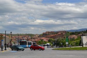 El bacheo en Padre Claret provoca el corte de tráfico de un carril junto a la plaza de Artillería