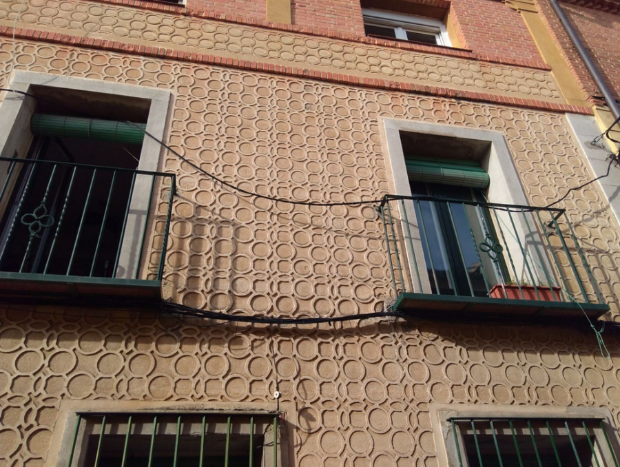 IU pide que se retire el cableado presente en fachadas y balcones de la calle Daoiz