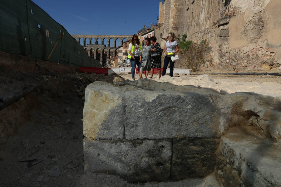 Las obras en la calle San Juan sacan a la luz restos del cubo medieval de la Muralla