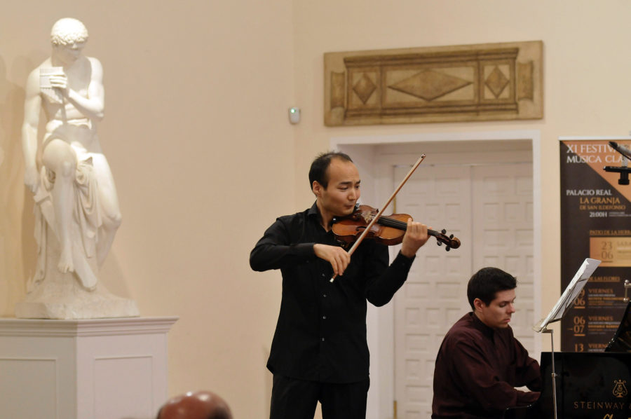 El pianista Bruno Vlahek y el violinista Erzhan Kulibaev hacen las delicias del público en la  Casa de las Flores