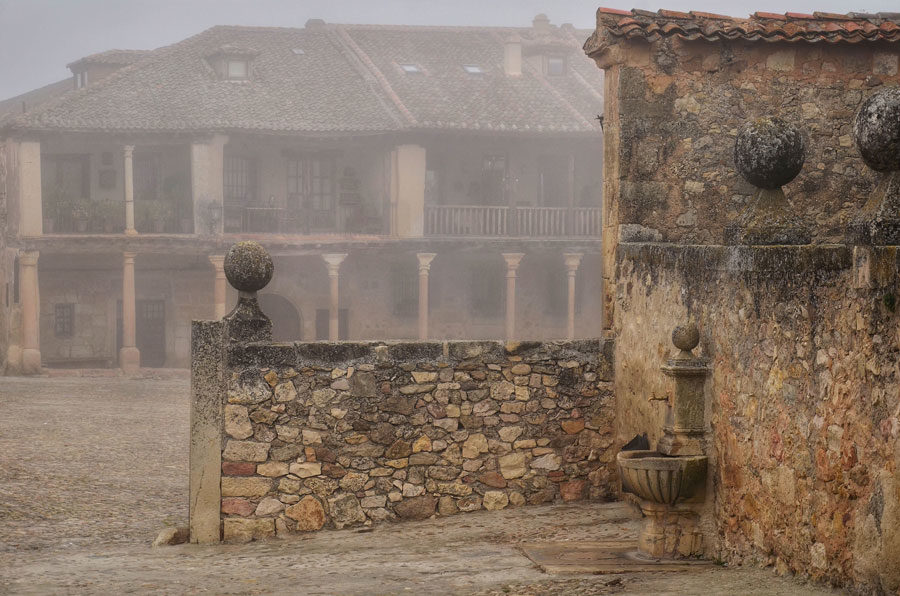 La fotografía “De Piedra y Niebla” de la plaza mayor de Pedraza, de José Manuel Gonzalo, gana el concurso de la Diputación