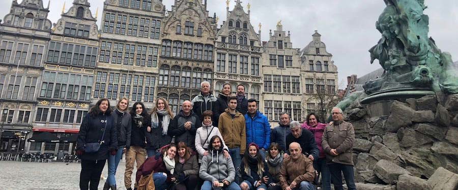 Vuelve el grupo de teatro Fuentepelayo tras estar dos días atrapado en el aeropuerto de Bruselas