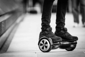 El Ayuntamiento recuerda la prohibición de circular con patinetes eléctricos por calzadas, aceras y zonas peatonales