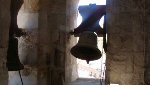 Cae una de las campana de la iglesia de Ayllón sin causar heridos