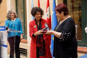 La AECC en Segovia recibe la Medalla de Oro de la Ciudad