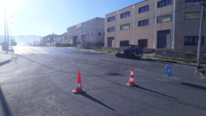 Los industriales de Hontoria critican que el asfaltado de acceso al polígono se haga en plena jornada laboral
