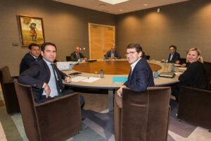 Cs y PP llegan a un preacuerdo para gobernar en Castilla y León