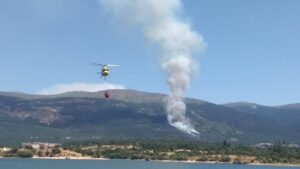 Cinco helicópteros participan en las labores de extinción del incendio del Real Sitio