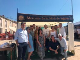 Tejares de Fuentidueña cumple diez años saboreando la miel de su tradicional mercado