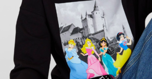 Stradivarius elige el Alcázar de Segovia como castillo de Disney en el diseño de una sudadera
