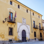 Casi 340.000 euros para recuperar los papeles  pintados del Palacio de Quintanar de Segovia