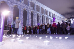 Alrededor de 700 segovianos iluminan de morado la plaza de Azoguejo en recuerdo a las víctimas