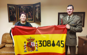 Entrega de la bandera de España a los artilleros por la celebración de Santa Bárbara