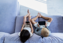 Solo once familias en Segovia se suman al pacto para retrasar el móvil: la presión por el primer smartphone estalla a los 12 años