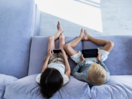 Solo once familias en Segovia se suman al pacto para retrasar el móvil: la presión por el primer smartphone estalla a los 12 años