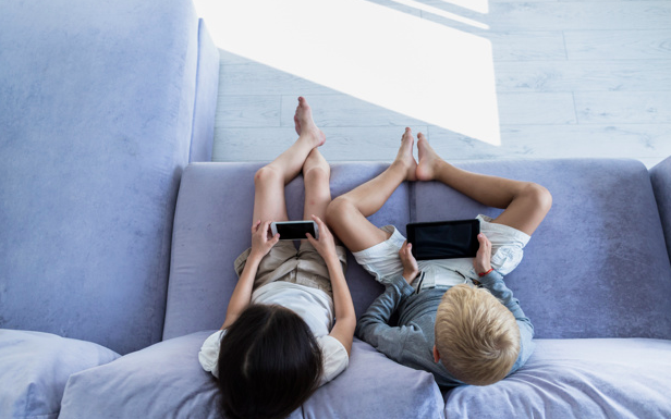 Solo once familias en Segovia se suman al pacto para retrasar el móvil: la presión por el primer smartphone estalla a los 12 años