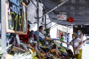 Afluencia notable en el primer mercado al aire de libre de Segovia