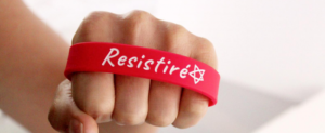 Cáritas lanza su pulsera solidaria: Resistiré
