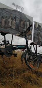 Arte seguro por toda la ciudad: Borondo en bicicleta eléctrica