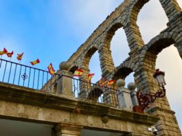 Banderas de España junto al Acueducto en el día de la Hispanidad