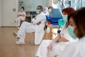 Sanidad, abierta a negociar la reordenación de su personal por la COVID-19