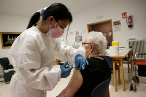 La primera dosis de la vacuna llega a más de 7.400 segovianos mayores de 80 años