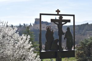 La Junta de Cofradías instala el Vía Crucis de los Carmelitas