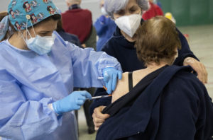 Un 12% de la población diana ya está inmunizada frente al COVID-19 en Castilla y León