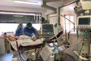 Dos pacientes con más de 60 años y vacunados, en la UCI en Castilla y León