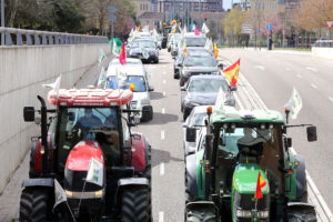 Una caravana de ganaderos toma las calles de Valladolid