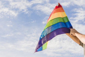 Arrancan una bandera arcoíris del Ayuntamiento de Torrecaballeros