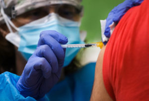Solo un 0,8% de vacunados frente al COVID-19 se ha contagiado