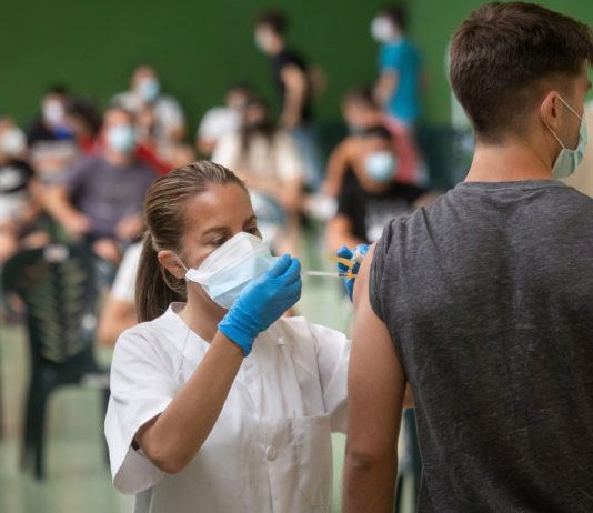 Deportes se va a «volver loco» para compatibilizar la actividad deportiva y la vacunación en el Pedro Delgado