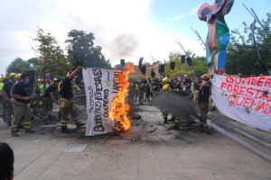 Los bomberos piden la dimisión de Suárez-Quiñones por la “mala gestión” en los incendios