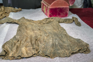 La Catedral presenta las vestimentas restauradas del Infante don Pedro