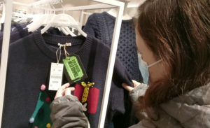 Cientos de prendas con el mensaje: “Si no lo necesitas, no lo compres”